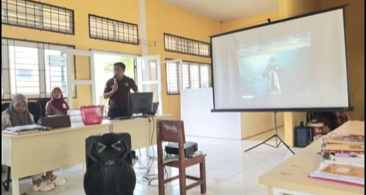 Guru SMAN 1 PBB Membuat Kretivitas QR, Ketua PC PGRI PBB Berikan Apresiasi