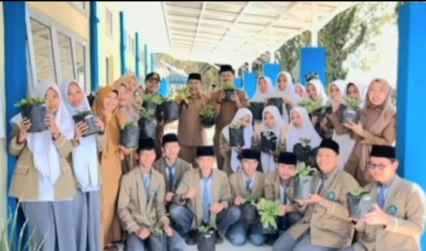 SMAN 8 Takengon Unggul Panen Tumbuhan Sayur Melalui PROKES di Sekolah