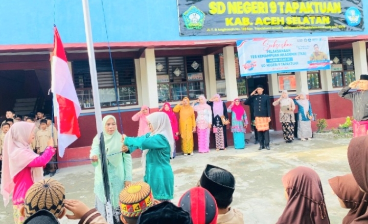 Kenakan Pakaian Adat Aceh dan Kebaya Warnai Peringatan Hardiknas di SDN 9 Tapaktuan
