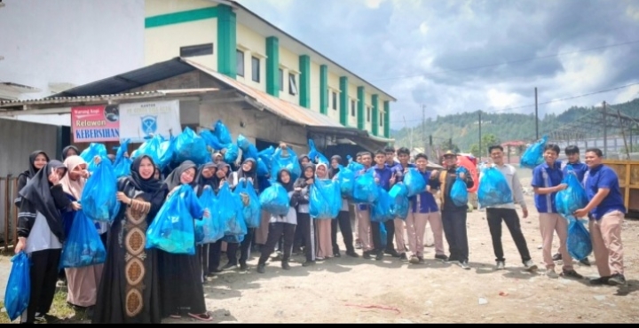 Peringati Hardiknas, SMAN 8 Takengon Unggul Lakukan Aksi Nyata Peduli Lingkungan