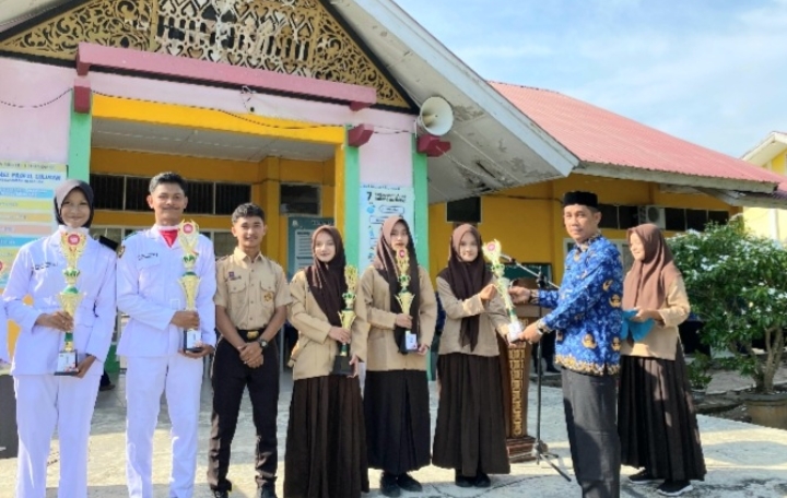 Momen Peringatan Hardiknas, Kepala SMAN 1 Teunom Apresiasi Siswa Juara FLS3N